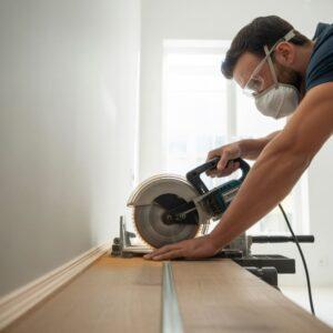 przycinanie listew przy podłodze